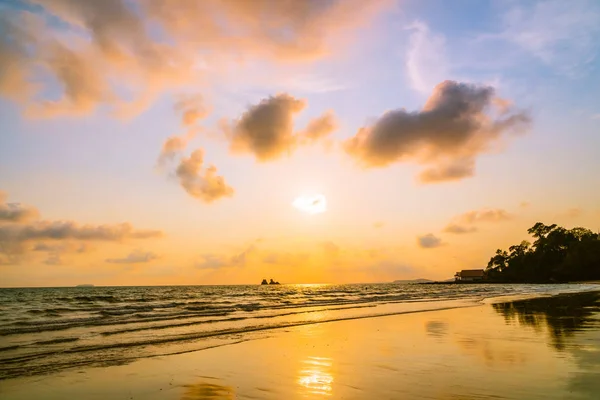 Hermosa puesta de sol en la playa y el mar — Foto de Stock