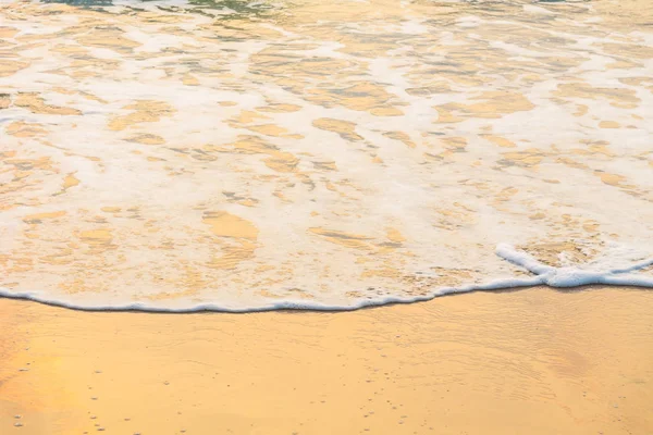 Güzel bir plaj ve deniz gündoğumu zamanında — Stok fotoğraf