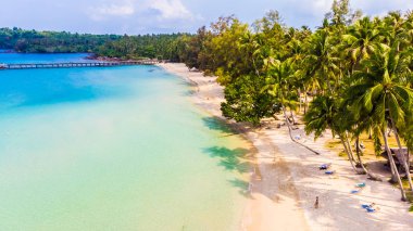 Deniz ve plaj ile havadan görünümü