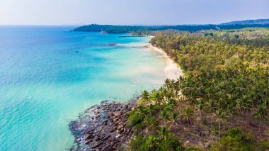 Deniz ve plaj ile havadan görünümü