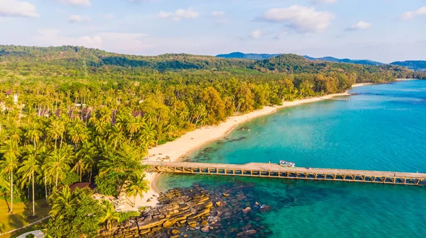 Flygfoto med havet och stranden — Stockfoto