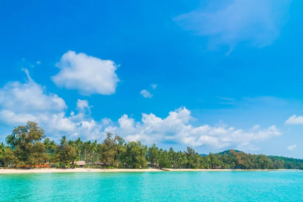 Belle plage tropicale et mer — Photo