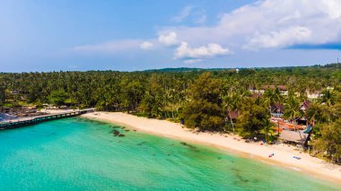 Deniz ve plaj ile havadan görünümü