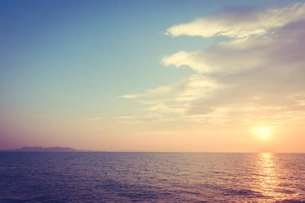 Hermosa puesta de sol en la playa y el mar — Foto de Stock