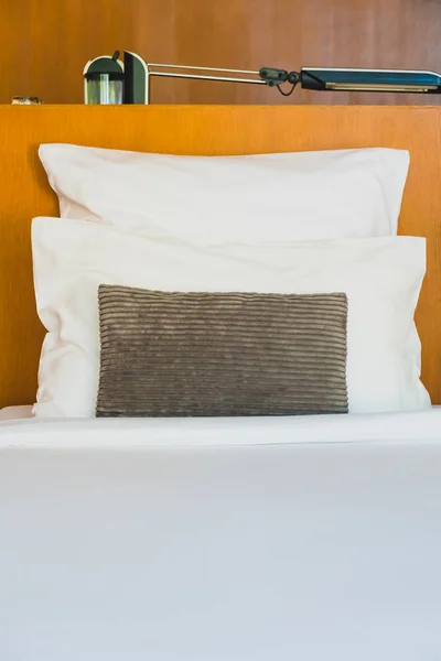ベッドの上の白い快適枕 — ストック写真