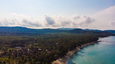 Deniz ve plaj ile havadan görünümü