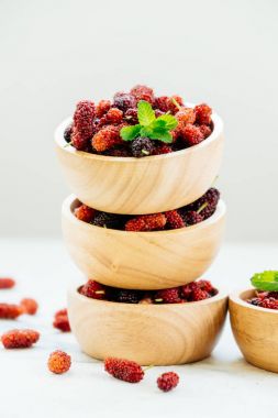 Siyah dut meyve kase