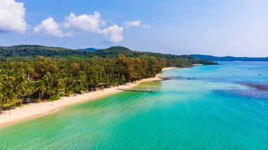 Deniz ve plaj ile havadan görünümü