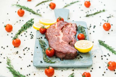 Kesme tahtasında çiğ et