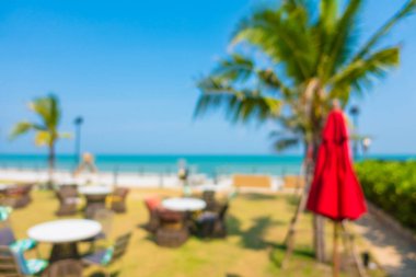 Soyut bulanıklık ve sahilde ufuk açık restoran ve 