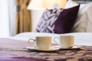 Beyaz kahve fincanı yatakta