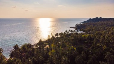 Deniz ve plaj adanın ile havadan görünümü