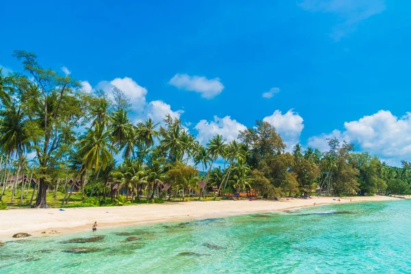 Beautiful tropical beach and sea — Stock Photo, Image