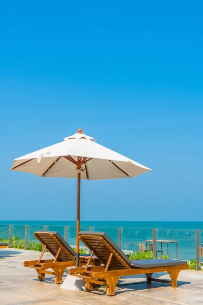 Mooie parasol en stoel rond zwembad in hotel en r — Stockfoto