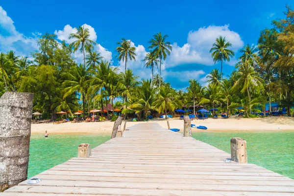 Beautiful tropical beach and sea — Stock Photo, Image