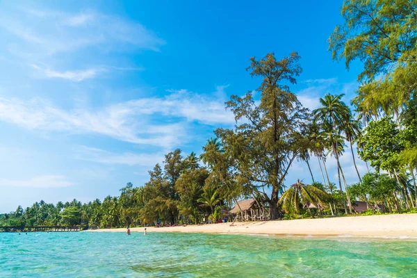 Beautiful tropical beach and sea — Stock Photo, Image