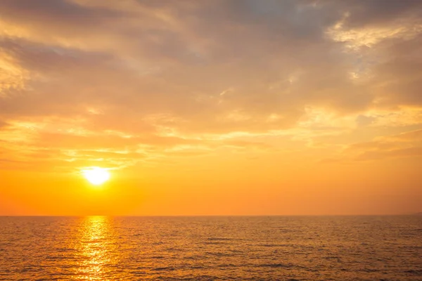 Hermosa puesta de sol en la playa y el mar — Foto de Stock