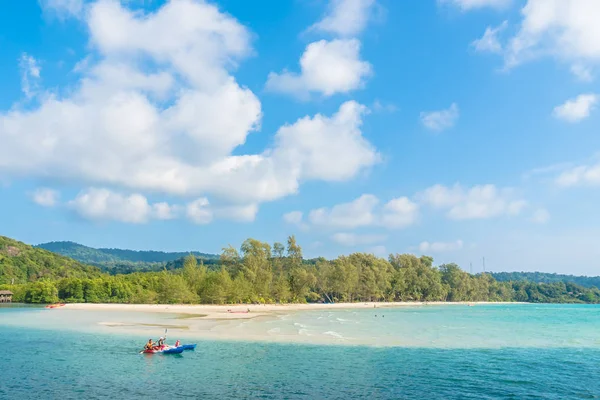 Plaj ve deniz Hindistan cevizi hurma ağacı — Stok fotoğraf