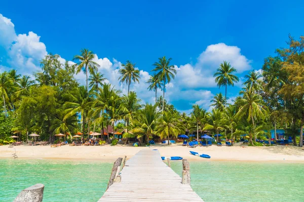 Beautiful tropical beach and sea — Stock Photo, Image