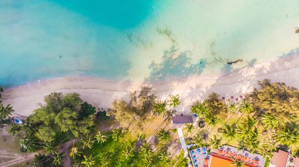 Deniz ve plaj ile havadan görünümü — Stok fotoğraf