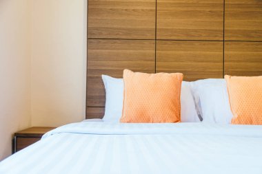 Yatakta rahat yastık