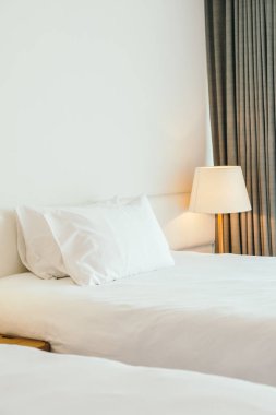 beyaz yastık yatağın üstünde