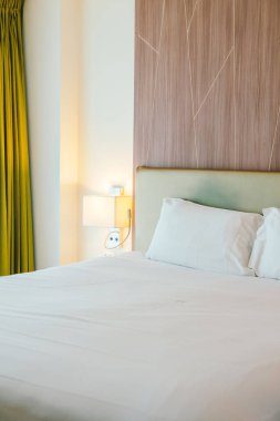 beyaz yastık yatağın üstünde