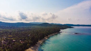 Deniz ve plaj ile havadan görünümü