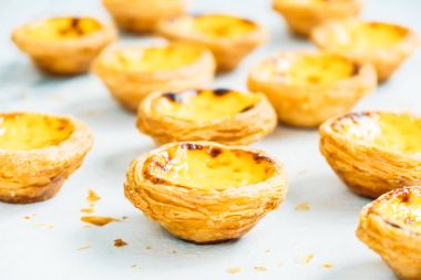 Şekerli tatlı tart yumurta ile