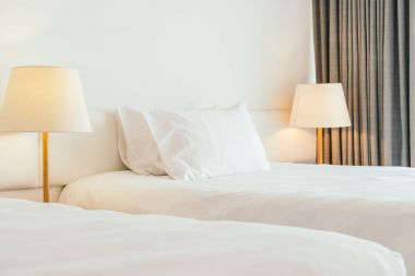 beyaz yastık yatağın üstünde