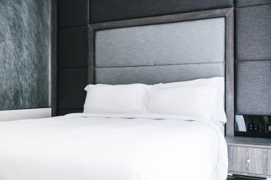 beyaz yastık yatağın üstünde