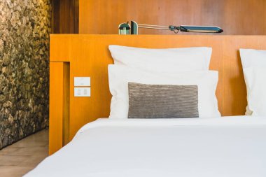 Konforlu beyaz yastık yatak