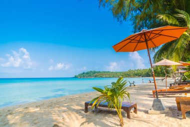 Şemsiye ve sandalye üzerinde plaj ve deniz