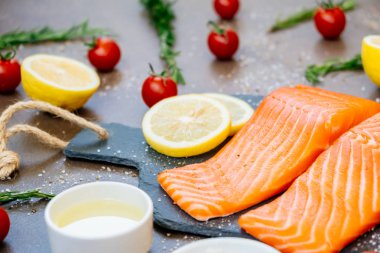 Ham ve taze somon eti fileto üzerinde siyah taş kayrak