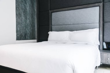 beyaz yastık yatağın üstünde