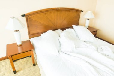 Yatakta yastık rumple