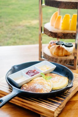 Kahvaltıda tatlı soslu krep