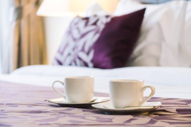 Beyaz kahve fincanı yatakta