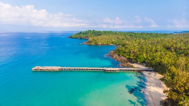 Deniz ve plaj ile havadan görünümü