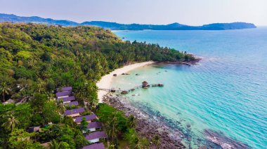 Deniz ve plaj ile havadan görünümü