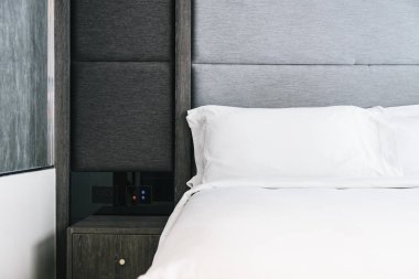 beyaz yastık yatağın üstünde