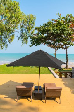Şemsiye ve sandalye neary deniz ve plaj