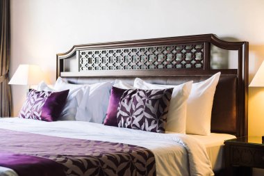 Yatakta rahat yastık