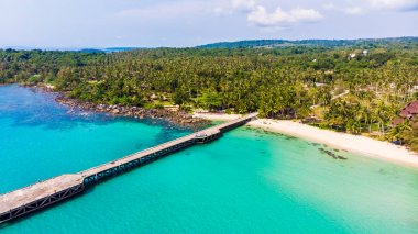 Deniz ve plaj ile havadan görünümü