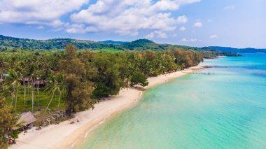 Deniz ve plaj ile havadan görünümü