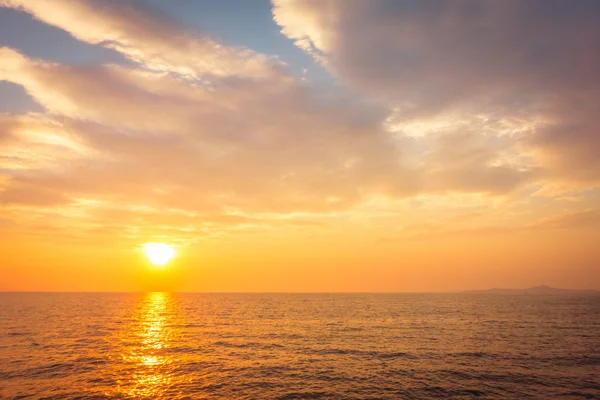 Prachtige zonsondergang op het strand en de zee — Stockfoto