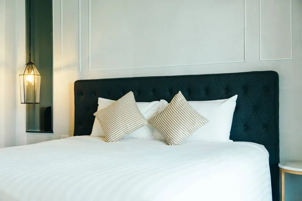 Kopfkissen auf dem Bett — Stockfoto