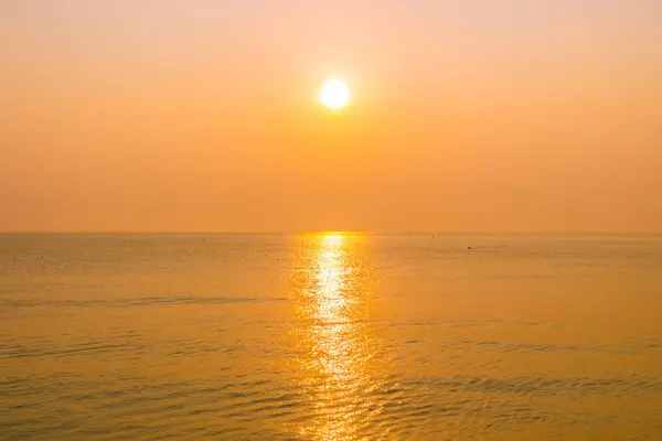 Hermoso amanecer en la playa y el mar — Foto de Stock