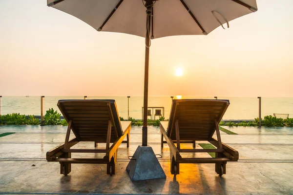 Mooie parasol en stoel rond zwembad in hotel en r — Stockfoto