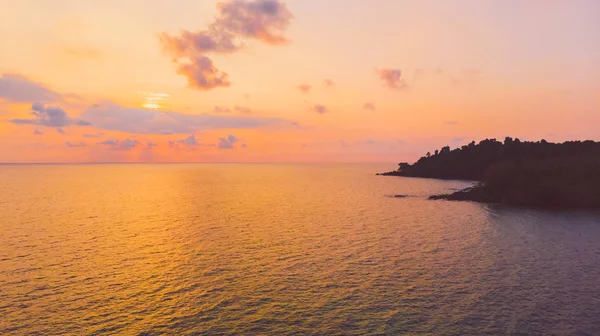 Vista aérea con mar y playa en la isla — Foto de Stock